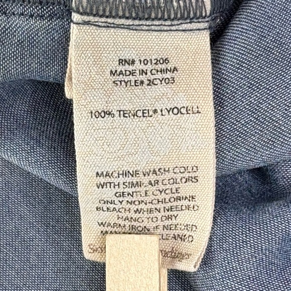 SOFT SURROUNDINGS Chambray Button-Up Blouse Medium V-Neck 3/4 Sleeve Tencel Blue - Picture 10 of 11